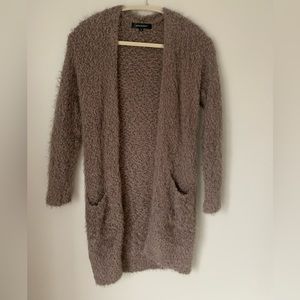 Super soft and warm taupe sweater with pockets!